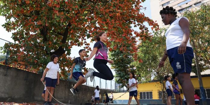 Dia Mundial do Brincar reforça a importância das brincadeiras para o desenvolvimento infantil. Especialista destaca desafios impostos pelas telas, pela pressão escolar e pela falta de espaços adequados para as crianças.