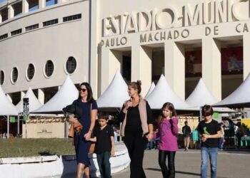 A Feira do Livro 2026 reúne mais de 100 autores em São Paulo com programação gratuita, debates, atrações infantis, futebol e transporte grátis até 7 de junho.