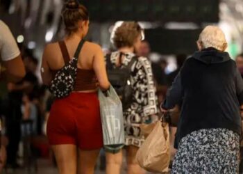 Estudo da Fiocruz e UFMG mostra que 40% dos idosos têm medo de cair por problemas nas ruas. Pesquisa também alerta para hipertensão, insegurança urbana e perda de mobilidade.