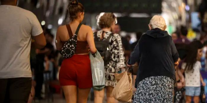 Estudo da Fiocruz e UFMG mostra que 40% dos idosos têm medo de cair por problemas nas ruas. Pesquisa também alerta para hipertensão, insegurança urbana e perda de mobilidade.
