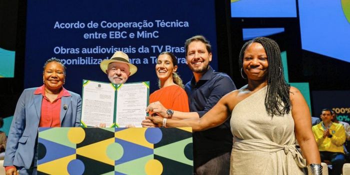 Presidente Lula lança a plataforma Tela Brasil, serviço público e gratuito de streaming com mais de 550 obras audiovisuais brasileiras. Iniciativa amplia o acesso à cultura e valoriza a produção nacional.