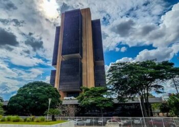 Banco Central informa que ainda há quase R$ 5 bilhões disponíveis no Sistema de Valores a Receber. Consulta e saque podem ser feitos gratuitamente pela internet.