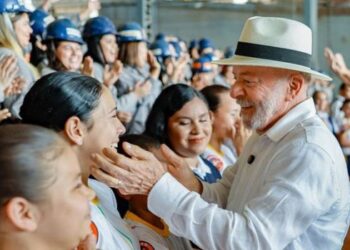 Lula anuncia avanços nas obras da BR-319 e destaca modelo sustentável com proteção ambiental, fiscalização integrada e investimentos na bioeconomia amazônica.