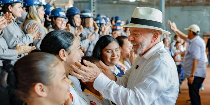 Lula anuncia avanços nas obras da BR-319 e destaca modelo sustentável com proteção ambiental, fiscalização integrada e investimentos na bioeconomia amazônica.