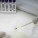 Paciente de 37 anos que retornou da República Democrática do Congo testou positivo para meningite meningocócica. Suspeita de ebola segue sob investigação em São Paulo.