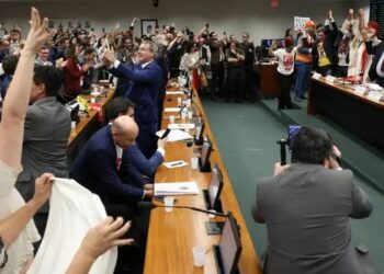 Comissão especial da Câmara aprova PEC que reduz jornada semanal para 40 horas e extingue escala 6x1. Texto segue para votação no plenário da Casa.