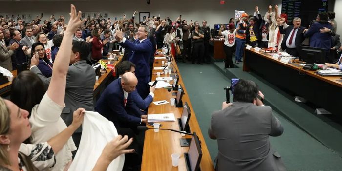 Comissão especial da Câmara aprova PEC que reduz jornada semanal para 40 horas e extingue escala 6x1. Texto segue para votação no plenário da Casa.