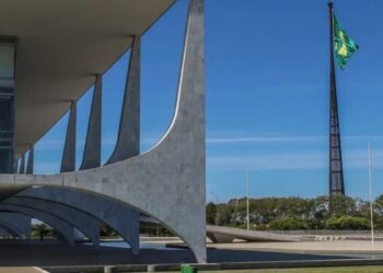 Governo brasileiro critica possível intervenção estrangeira após decisão dos EUA sobre facções criminosas e acusa família Bolsonaro de incentivar medidas externas.