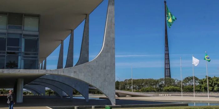  Governo brasileiro critica possível intervenção estrangeira após decisão dos EUA sobre facções criminosas e acusa família Bolsonaro de incentivar medidas externas.