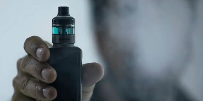 Dispositivos eletrônicos camuflados em roupas e acessórios impulsionam o uso de vapes entre jovens. Especialistas alertam para riscos à saúde e aumento da dependência de nicotina.