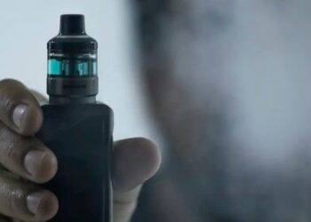 Dispositivos eletrônicos camuflados em roupas e acessórios impulsionam o uso de vapes entre jovens. Especialistas alertam para riscos à saúde e aumento da dependência de nicotina.