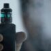 Dispositivos eletrônicos camuflados em roupas e acessórios impulsionam o uso de vapes entre jovens. Especialistas alertam para riscos à saúde e aumento da dependência de nicotina.