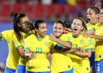Senado aprova projeto com regras da Copa do Mundo Feminina de 2027 no Brasil e prêmio de R$ 500 mil para jogadoras pioneiras da seleção brasileira.