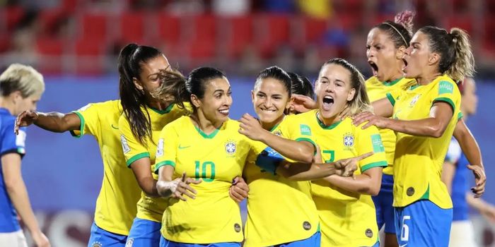 Senado aprova projeto com regras da Copa do Mundo Feminina de 2027 no Brasil e prêmio de R$ 500 mil para jogadoras pioneiras da seleção brasileira.