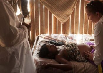 Ministério da Saúde amplia ações para reduzir mortalidade materna entre mulheres indígenas com foco em pré-natal, telessaúde e atendimento humanizado.