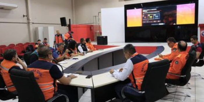 Equipe da Defesa Civil Nacional foi enviada a Roraima para apoiar municípios atingidos por enchentes. Mais de 5,6 mil pessoas foram afetadas e a previsão é de mais chuva até terça-feira.