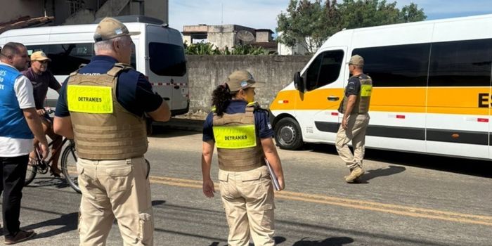 Operação do Detran e BPTran em Guarapari flagrou quatro casos de transporte escolar clandestino e aplicou 63 autos de infração.
