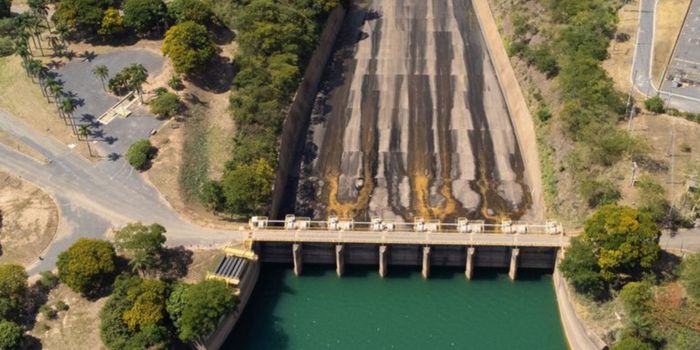 ANEEL mantém bandeira tarifária amarela em junho e consumidores continuarão pagando valor extra na conta de energia. Medida reflete o aumento dos custos de geração elétrica no país.