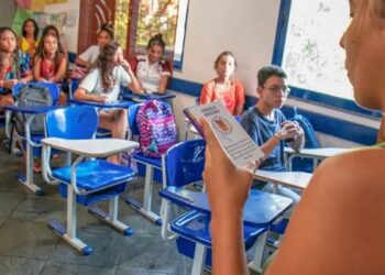 Pesquisa revela que quase 40% das estudantes brasileiras faltam à escola por dores menstruais e aponta impactos da pobreza menstrual na educação.