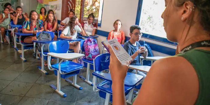 Pesquisa revela que quase 40% das estudantes brasileiras faltam à escola por dores menstruais e aponta impactos da pobreza menstrual na educação.