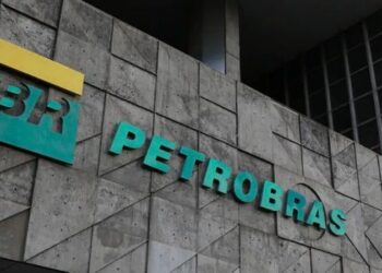 Petrobras anuncia redução no preço do diesel para distribuidoras a partir de 1º de junho. Medida acompanha subvenção federal e busca evitar impacto da reoneração de impostos ao consumidor.