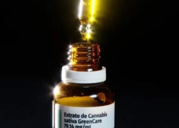 Levantamento da Blis Data mostra que mulheres acima de 45 anos lideram o uso de cannabis medicinal no Brasil. Distúrbios do sono, dor crônica e ansiedade estão entre as principais causas.