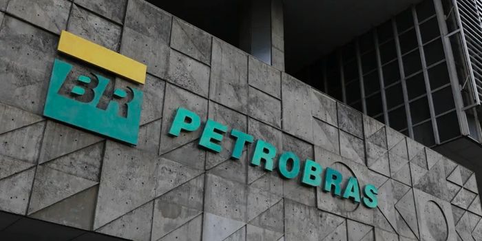 Petrobras anuncia redução no preço do diesel para distribuidoras a partir de 1º de junho. Medida acompanha subvenção federal e busca evitar impacto da reoneração de impostos ao consumidor.