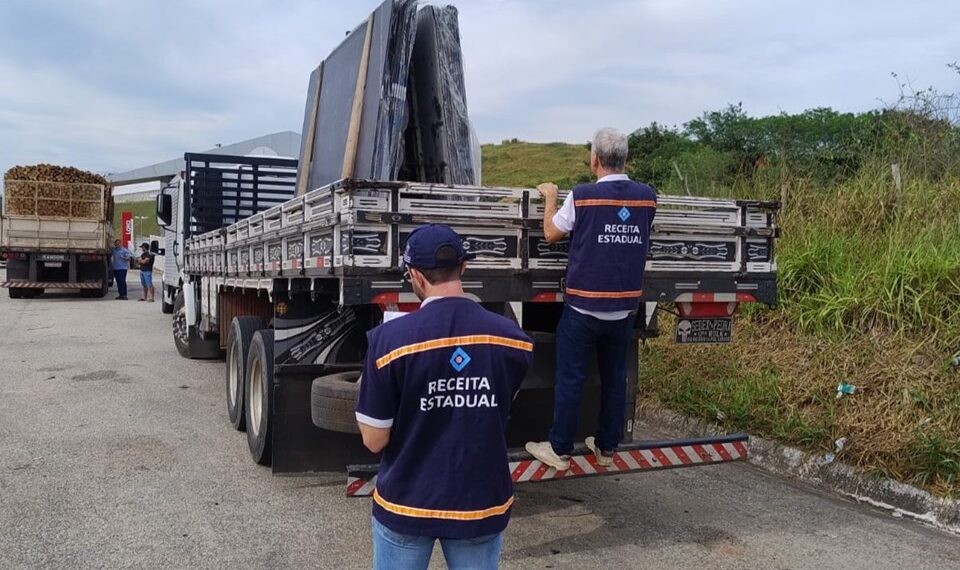 Operação da Sefaz e PMES na ES-482, em Cachoeiro de Itapemirim, flagra transporte irregular de mercadorias e gera R$ 44,4 mil em autuações.
