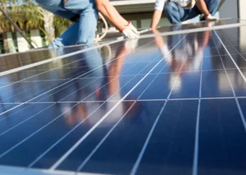 Investimentos em energia solar no Brasil superam R$ 300 bilhões, segundo a Absolar. Apesar do avanço histórico, setor registra desaceleração e enfrenta desafios regulatórios e estruturais.