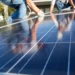 Investimentos em energia solar no Brasil superam R$ 300 bilhões, segundo a Absolar. Apesar do avanço histórico, setor registra desaceleração e enfrenta desafios regulatórios e estruturais.