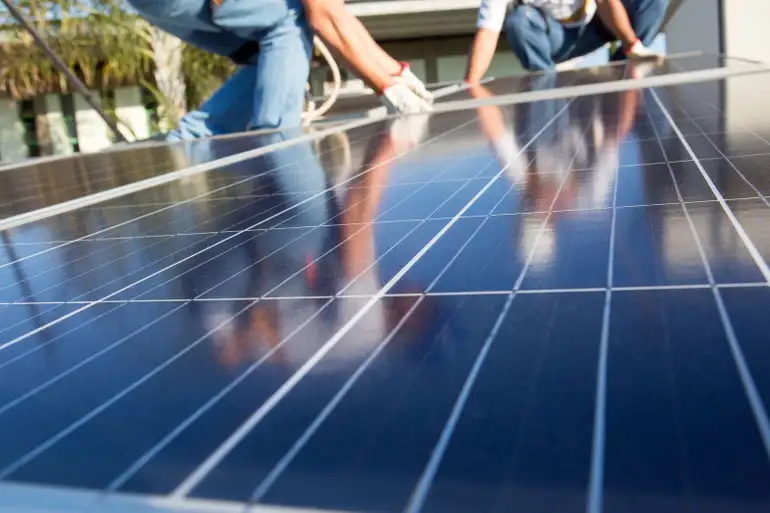 Investimentos em energia solar no Brasil superam R$ 300 bilhões, segundo a Absolar. Apesar do avanço histórico, setor registra desaceleração e enfrenta desafios regulatórios e estruturais.