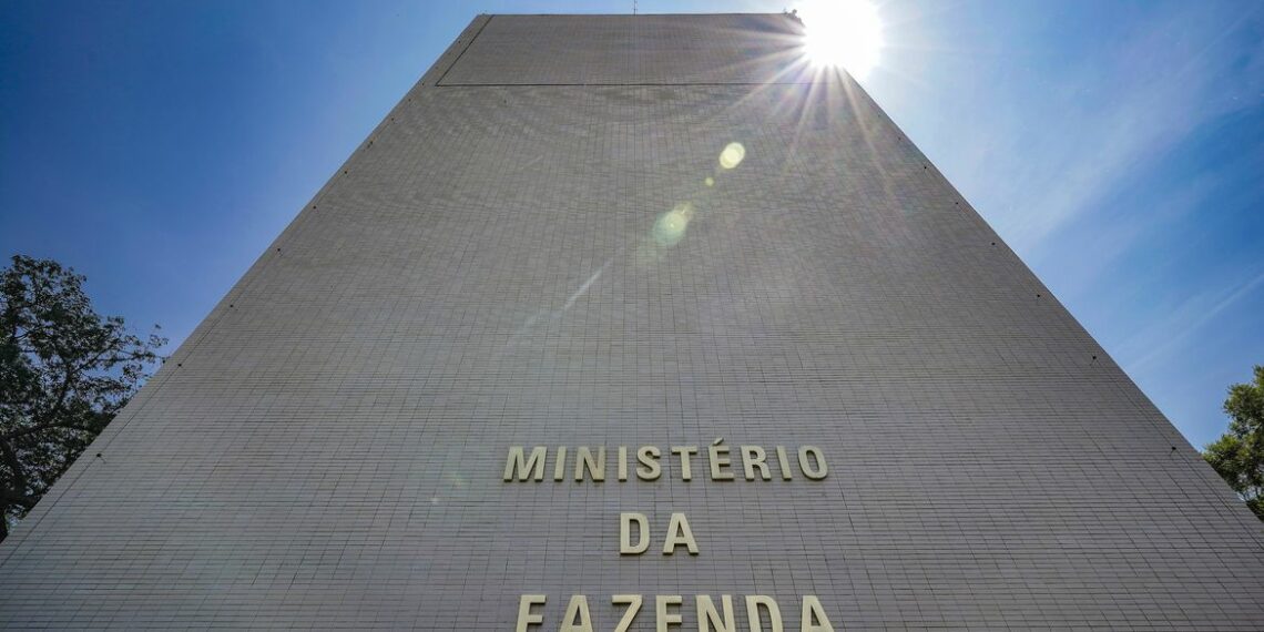 Governo federal bloqueia mais R$ 22,1 bilhões do Orçamento de 2026 para cumprir o arcabouço fiscal e acomodar aumento de despesas obrigatórias.
