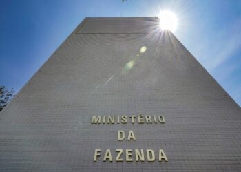 Governo federal bloqueia mais R$ 22,1 bilhões do Orçamento de 2026 para cumprir o arcabouço fiscal e acomodar aumento de despesas obrigatórias.