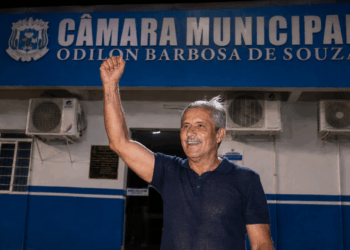 Prefeito de Presidente Kennedy tenta retirar audiência pública da LDO e enfrenta críticas sobre transparência no orçamento.