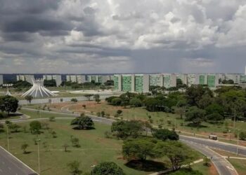 Estudo do Ipea mostra que mulheres e negros conquistaram mais espaço na liderança pública, mas ainda enfrentam sub-representação nos principais cargos do governo federal.