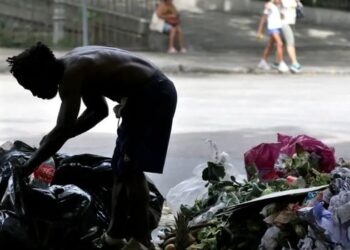 Pesquisa revela mais de 150 mil casos de violência contra pessoas em situação de rua entre 2014 e 2023. Negros, jovens e mulheres trans estão entre os grupos mais vulneráveis.