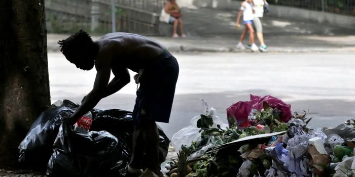 Pesquisa revela mais de 150 mil casos de violência contra pessoas em situação de rua entre 2014 e 2023. Negros, jovens e mulheres trans estão entre os grupos mais vulneráveis.