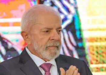 Lula participa do lançamento da Fragata Cunha Moreira, em Itajaí. Programa fortalece a Marinha, gera empregos e impulsiona a indústria de defesa brasileira.