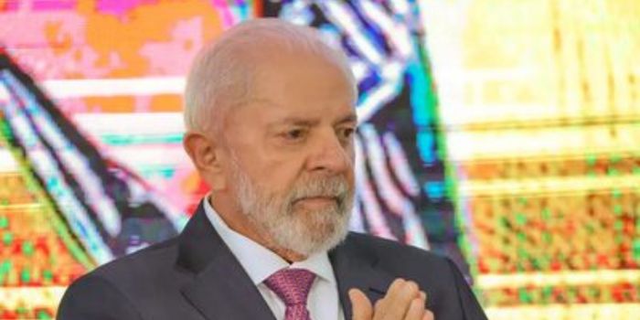 Lula participa do lançamento da Fragata Cunha Moreira, em Itajaí. Programa fortalece a Marinha, gera empregos e impulsiona a indústria de defesa brasileira.