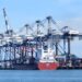 Governo federal amplia acesso ao Plano Brasil Soberano ao reduzir exigência mínima de perda de faturamento para 1%. Medida beneficia exportadores afetados por tarifas dos EUA e conflitos no Oriente Médio.