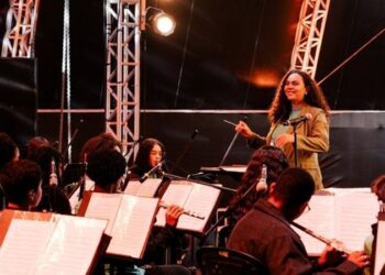 Banda Sinfônica Vale Música e André Prando apresentam o concerto gratuito “Gil Sinfônico” no Theatro Carlos Gomes, em Vitória, celebrando a obra de Gilberto Gil.