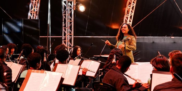 Banda Sinfônica Vale Música e André Prando apresentam o concerto gratuito “Gil Sinfônico” no Theatro Carlos Gomes, em Vitória, celebrando a obra de Gilberto Gil.