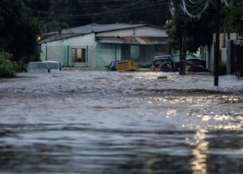 Pesquisa mostra que alagamentos e enchentes são as maiores preocupações ambientais nas capitais brasileiras. Calor excessivo, poluição do ar e mudanças climáticas também estão entre os principais desafios.