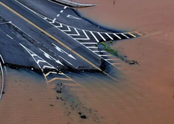 NOAA confirma o retorno do El Niño e prevê fortalecimento do fenômeno até 2027. Especialistas alertam para impactos no clima brasileiro, com secas e chuvas intensas.