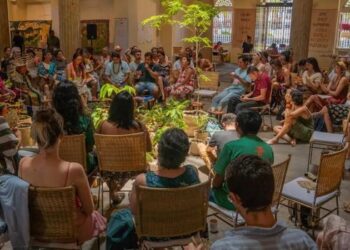 Exposição no Instituto Tomie Ohtake apresenta obras de povos indígenas das Escolas Vivas e convida o público a refletir sobre educação, ancestralidade, território e preservação da natureza.