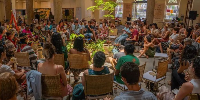 Exposição no Instituto Tomie Ohtake apresenta obras de povos indígenas das Escolas Vivas e convida o público a refletir sobre educação, ancestralidade, território e preservação da natureza.