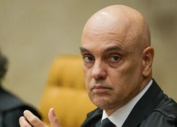 Edson Fachin autoriza a AGU a atuar na defesa de Alexandre de Moraes em ação nos Estados Unidos movida pela Trump Media e pela Rumble. STF aponta risco à independência do Judiciário.