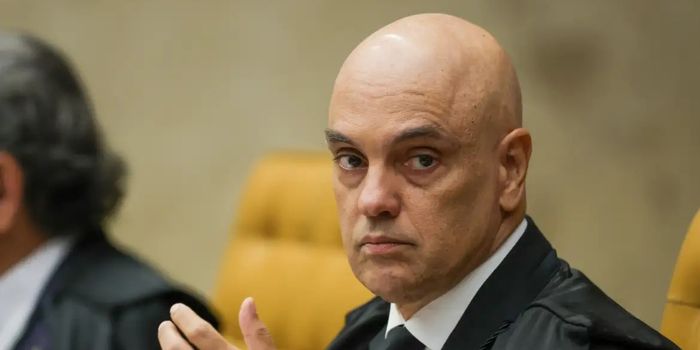 Edson Fachin autoriza a AGU a atuar na defesa de Alexandre de Moraes em ação nos Estados Unidos movida pela Trump Media e pela Rumble. STF aponta risco à independência do Judiciário.
