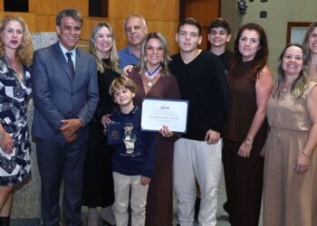 A Assembleia Legislativa do Espírito Santo homenageou 30 médicos com a Ordem do Mérito Dr. Afonso Schwab. Sessão destacou avanços na saúde pública e a ampliação da atenção primária no estado.