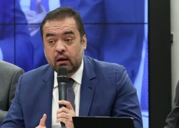 TSE mantém inelegibilidade de Cláudio Castro até 2030 e confirma condenação de Rodrigo Bacellar. STF decidirá se o Rio de Janeiro terá eleição direta ou indireta para governador interino.